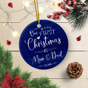 Vår första jul som mamma och pappa gårdshus julgransprydnad keramik