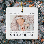 Vår första jul som modern Chic Mamma och Pappa Julgransprydnad Keramik<br><div class="desc">Design består av modern chic-typografi med sans serif- och serif-teckensnitt. Lägg till en anpassningsbar med baby och år.</div>