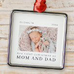 Vår första jul som modern Chic Mamma och Pappa Julgransprydnad Metall<br><div class="desc">Design består av modern chic-typografi med sans serif- och serif-teckensnitt. Lägg till en anpassningsbar med baby och år.</div>