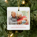 Vår första jul som morföräldrar Baby Photo Julgransprydnad Keramik<br><div class="desc">Dina föräldrar och inlagor kommer att få den här första julklappen som morföräldrars fotoprydnad i julhelgen. Den här prydnadsformen har en enkel text, ett foto på framsidan och baby namn och födelsestatus på baksidan av prydnadsföremålet. Farföräldrarna i ord kan bytas till "morfar- och mormor" eller valfri formulering. Den här fotodesignen...</div>