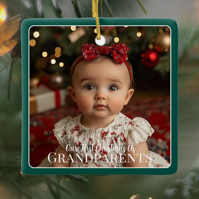 Vår första jul som morföräldrar farbarn julgransprydnad keramik (First Christmas as Grandparents Grandchild Newborn Green Ceramic Ornament)