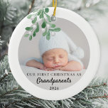 Vår första jul som morföräldrar Foliage Photo Julgransprydnad Keramik<br><div class="desc">Den här morförälderns första julprydnad dekoreras med gröntens vattenfärgsmistletoe. Anpassade enkelt med ditt baby-foto, namn och år. Använda Verktyg i Design om du vill ändra texten storlekt, stil eller färg. Eftersom vi skapar vår teckning kommer du inte att hitta just den här bilden från andra designers. Ursprunglig vattenfärg © Michele...</div>