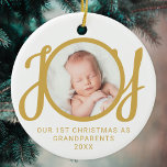 Vår första jul som morföräldrar Foto Guld Julgransprydnad Keramik<br><div class="desc">Den här knapphändiga fotodesignen "Första jul som morföräldrar" dekoreras med ord JOY i snyggt guld skripttypografi på vit bakgrund. Enkelt anpassade,  med ditt baby-foto.</div>
