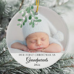 Vår första jul som morföräldrar Foto Julgransprydnad Keramik<br><div class="desc">Den söta farföräldrens första julprydnad dekoreras med vattenfärgsmistletoe. Anpassade enkelt med ditt baby-foto, namn och år. Använda Verktyg i Design om du vill ändra texten storlekt, stil eller färg. Eftersom vi skapar vår teckning kommer du inte att hitta just den här bilden från andra designers. Ursprunglig vattenfärg © Michele Davies....</div>