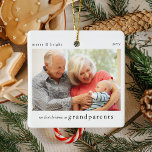 Vår första jul som morföräldrar Foto Keepsaké Julgransprydnad Keramik<br><div class="desc">Hjälp dem att fira sitt första barnbarns ankomst med detta moderna minimalistiska fotoprynament. Texten lyder "Vår första jul som mor- och farföräldrar". Märk och ljus och året. Ladda bara upp en bild med ditt favoritfoto och det gör att perfekten blir en liten keepsaksgåva den här julhelgen.</div>