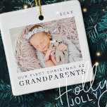 Vår första jul som morföräldrar Modern Chic Julgransprydnad Keramik<br><div class="desc">Design består av modern chic-typografi med sans serif- och serif-teckensnitt. Lägg till en anpassningsbar med baby och år.</div>