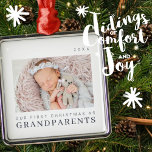 Vår första jul som morföräldrar Modern Chic Julgransprydnad Metall<br><div class="desc">Design består av modern chic-typografi med sans serif- och serif-teckensnitt. Lägg till en anpassningsbar med baby och år.</div>