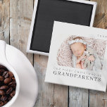 Vår första jul som morföräldrar Modern Chic Magnet<br><div class="desc">Design består av modern chic-typografi med sans serif- och serif-teckensnitt. Lägg till en anpassningsbar med baby och år.</div>
