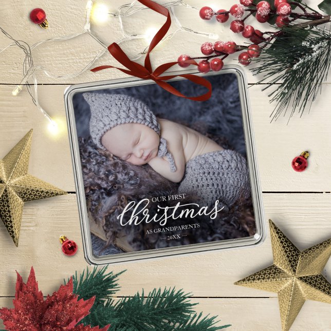 Vår första jul som morföräldrar, vitt skript julgransprydnad metall (Skapare uppladdad)