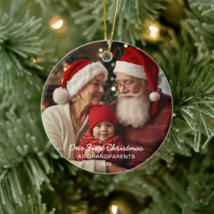 Vår första jul som morföräldrars familjefoto julgransprydnad keramik