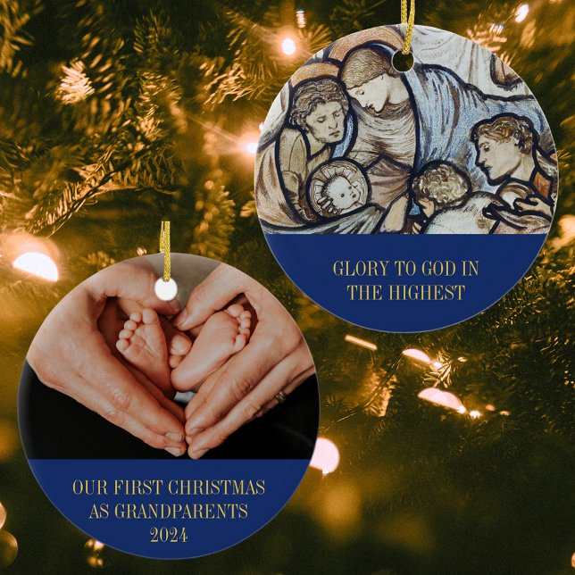 Vår första jul som morföräldrars kristna konst julgransprydnad keramik (Our First Christmas As Grandparents Religious Christian Catholic Nativity Custom Baby Photo Ornament)