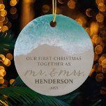 Vår första jul som Mr & Mrs. Beach Julgransprydnad Keramik<br><div class="desc">Anpassningsbar 1:a jultoman som nylyweds-prydnadsföremål med en tropisk sandskam,  turkosa blått hav,  det söta ordspråket "Vår första jultoma tillsammans som mr Mr. Och Mrs." skriver delvis i sanden,  din familj namn och året.</div>