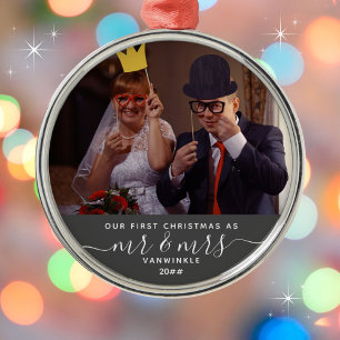 Vår första jul som Mr & Mrs Efternamn Grått Julgransprydnad Metall