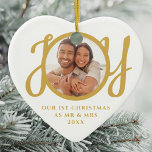 Vår första jul som Mr & Mrs. Photo Guld skript Julgransprydnad Keramik<br><div class="desc">Den här vänliga,  festliga,  hjärtformade första julen som herr och fru fotokeramiska prydnadsföremål dekoreras med ord "JOY" i snyggt guld-manustypografi. Enkelt anpassade.</div>