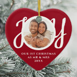 Vår första jul som Mr & Mrs Photo Red Julgransprydnad Keramik<br><div class="desc">Denna vackra,  framsynta,  rödhjärtformade första jul som fotokeramiska prydnadsföremål dekoreras med ord "JOY" i snyggt,  vit manustypografi. Enkelt anpassade.</div>