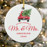 Vår första jul som Mr. & Mrs Vintage Lastbil Julgransprydnad Keramik<br><div class="desc">Vår första jul som Mr. Och mrs Vintage Lastbil Ceramic Ornament. Den här designen har en vattenfärgsröd vintage lastbil med julgran.</div>