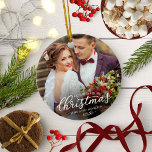 Vår första jul som Mr. och Mrs. 2024 White Font Julgransprydnad Keramik<br><div class="desc">Förbered glädjen i din första jul som ett gift par med vår vackra prydnad. Anpassa den med din favorit bröllop bild och speciella detaljer.</div>