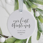 Vår första jul som Mr. och Mrs. elegant-foto Julgransprydnad Keramik<br><div class="desc">En chic- och elegant-typografi för den här fotots prydnadsgåva. Så här anpassar du dig med din favorit bröllop bild. Du kan också enkelt ändra färg på teckensnittet så att det passar dig.</div>