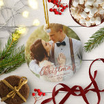 Vår första jul som Mr. och Mrs. Ro.. Julgransprydnad Keramik<br><div class="desc">Vår första jul som Mr. och Mrs. Ro,  guldblomma keramisk prydnad</div>