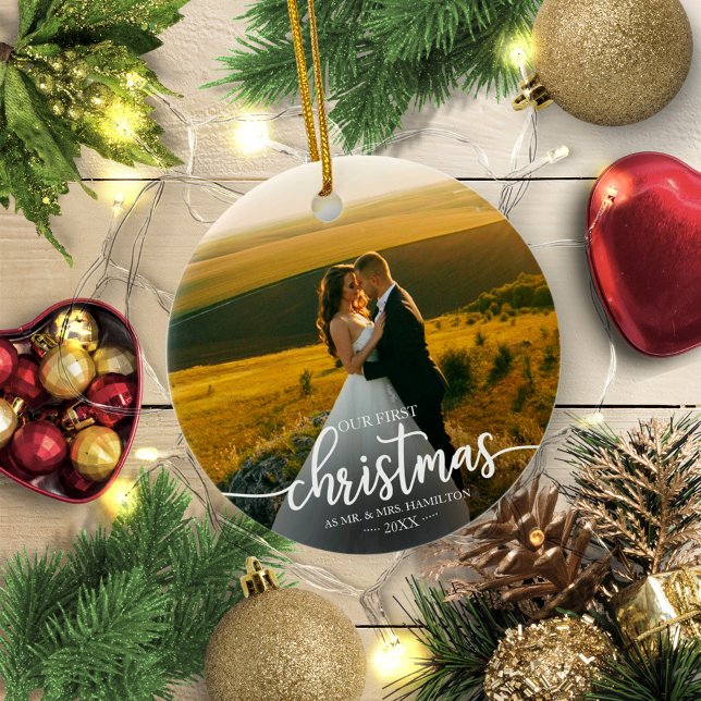 Vår första jul som Mr. och Mrs. Simple Elegant Julgransprydnad Keramik (Skapare uppladdad)