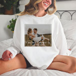 Vår första jul som Mr. och Typography Photo T Shirt<br><div class="desc">Gratulera till er första julhelg tillsammans med vår första jul som Mr. och Typography Photo T-Shirt. Den här snyggten, den klassiska designen, har en ren, minimal typografi med ett handskrivet skript som fångar kärnan av din första jul som ett gift par. Med möjligheten att anpassa skjortan med ditt foto från...</div>