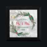 Vår första jul | Söt WandeHerr Och Mrs. Minnesask<br><div class="desc">Fira ditt första levnadsår tillsammans med den här dyrbara "Vår första julklapp". Den här designen har en söt silver-bakgrund med vit julprydnad och vitt band. Framför allt finns det en elegant med gräs grenar och mistletobär. Anpassadet lyder: "Vår första jul som Mr. Och Mrs." Anpassa det med både ditt första...</div>