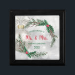 Vår första jul | Söt WandeHerr Och Mrs. Minnesask<br><div class="desc">Fira ditt första levnadsår tillsammans med den här dyrbara "Vår första julklapp". Den här designen har en söt silver-bakgrund med vit julprydnad och vitt band. Framför allt finns det en elegant med gräs grenar och mistletobär. Anpassadet lyder: "Vår första jul som Mr. Och Mrs." Anpassa det med både ditt första...</div>