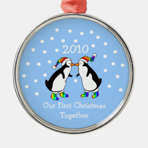 Vår första jul tillsammans 2010 (GLBT Penguins) Julgransprydnad Metall