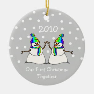 Vår första jul tillsammans 2010 (GLBT-snögubbea Julgransprydnad Keramik