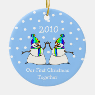 Vår första jul tillsammans 2010 (GLBT-snögubbear) Julgransprydnad Keramik