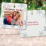 Vår första jul tillsammans med familjen Photo Red Julgransprydnad Keramik<br><div class="desc">"Vår första jul tillsammans" - personligens julprydnad är en underbar nöd att ha som en del av din juldekoration. Mallen är konfigurerad så att du kan anpassa redot med ditt foto, ditt namn och året. Utformningen omfattar handskrivet stil-manustypografi och en ljusskrynka av elegant silver snöflingor. En underbar gåva för att...</div>