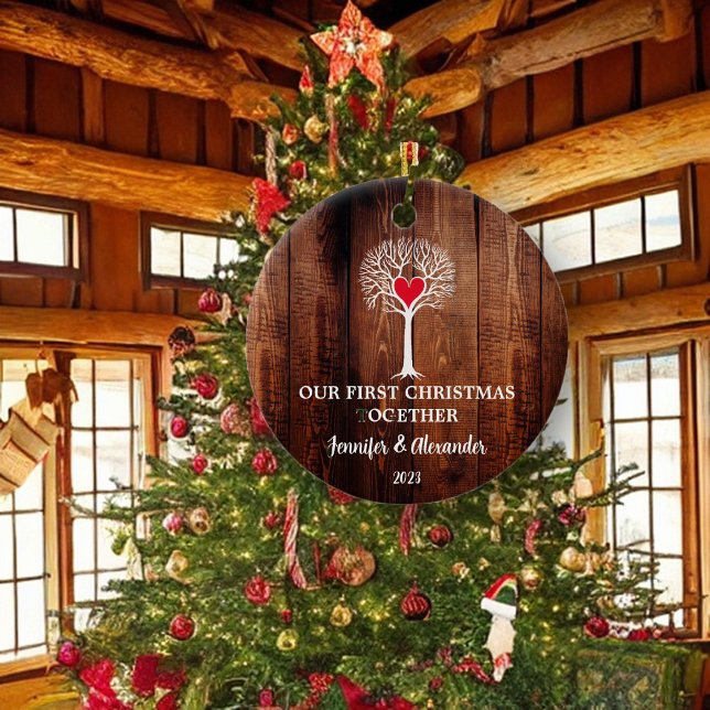 Vår första jul tillsammans med kärlek träd rustisk julgransprydnad keramik (Beautiful love tree on rustic barn wood, First Christmas Together, ornament.)