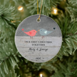 Vår första jul tillsammans med love birds-trä julgransprydnad keramik<br><div class="desc">Vår första jul tillsammans är prydnadsföremål. Bakgrund av persikodrivved och chalkboard med två love birds. Du kan lägga till egen text och namn.</div>