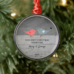 Vår första jul tillsammans med love birds-trä julgransprydnad metall<br><div class="desc">Vår första jul tillsammans är prydnadsföremål. Bakgrund av persikodrivved och chalkboard med två love birds.</div>