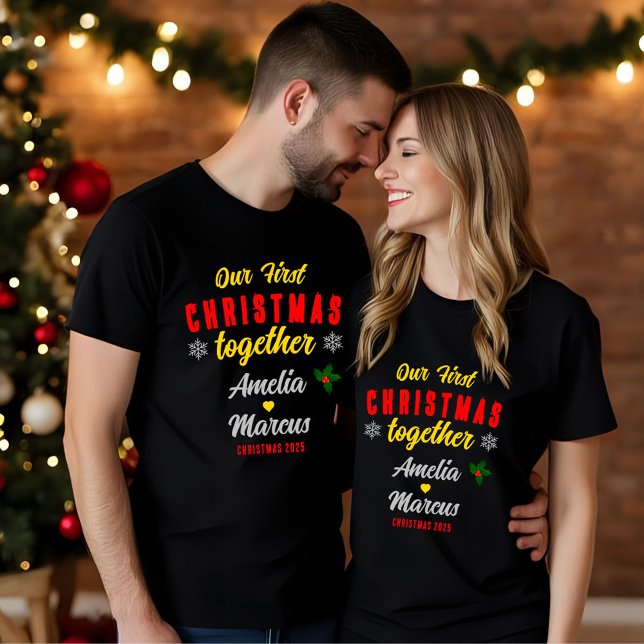 Vår första jul tillsammans med Snöflingor Black T Shirt (Skapare uppladdad)