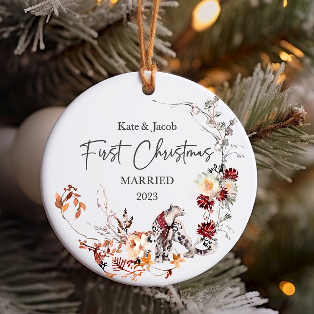 Vår första jul var gift med Namn Julgransprydnad Keramik (First Christmas Married Snow Leopard Personalized Ornament)