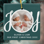 Vår första julafton-Twillingar Photo Grönt Keepsak Julgransprydnad Keramik<br><div class="desc">Den här söta Twillingarna Första julfoto Ornament dekoreras med ord JOY i snyggt skripttypografi på gröntens bakgrund. Anpassade enkelt med ditt foto,  namn och år.</div>