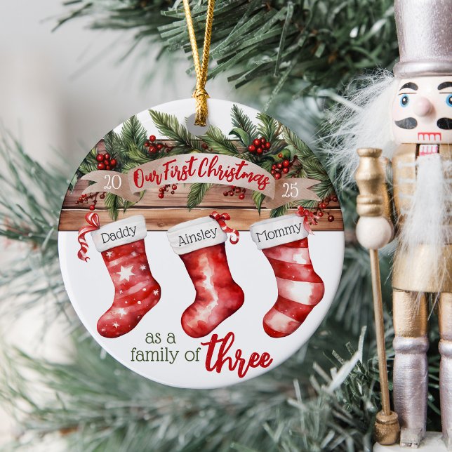 Vår första julfamilj med 3 Anpassningsbars lager Julgransprydnad Keramik (Cute personalized name stockings our first Christmas as a family of three, year, baby's 1st ornament)