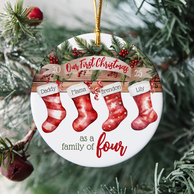 Vår första julfamilj med 4 Anpassningsbar Julgransprydnad Keramik (Cute personalized name stockings our first Christmas as a family of four, year, baby's 1st ornament)