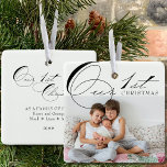 Vår första julfoto och Elegant Calligraphy Julgransprydnad Keramik<br><div class="desc">Vår första julfotodekoration som du kan anpassa med ditt favoritfoto och din anpassningsbar på baksidan. Elegantens typografiska design med vår första jul i snabb kalligrafi och klassiskt tryck. Enkel att anpassa till kostym för många tillfälle, till exempel vår första jul som en familj av fem eller Vår första jul som...</div>