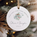 Vår första julgifta eukalyptus julgransprydnad keramik<br><div class="desc">Fira din första jultomte med vår exquisite "Vår första jultomte, minimalistisk Eucalyptus Ceramic Ornament". Denna dekorativa, vackert förekommande, blandning av enkelhet och sentimentalitet, med en pristinvit keramisk bakgrund, försedd med charmerande, handritade illustrationer av Julgran. Det tillför en aning elegans och nostalgi till din helgdag dekorator. Det som verkligen gör detta...</div>