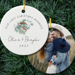 Vår första julgifta eukalyptus Photo Julgransprydnad Keramik<br><div class="desc">Fira din första jultomte med vår exquisite "Vår första jultomte med minimalistisk eukalyptus med foto på ryggkeramisk prydnad. Denna dekorativa, vackert förekommande, blandning av enkelhet och sentimentalitet, med en pristinvit keramisk bakgrund, försedd med charmerande, handritade illustrationer av Julgran. Det tillför en aning elegans och nostalgi till din helgdag dekorator. Det...</div>