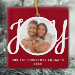 Vår första julklapp, engagerad i Photo Red Keepsak Julgransprydnad Keramik<br><div class="desc">Den här knapphändiga första jultomten Engaged-fotoornament dekoreras med ord JOY i snyggt-skripttypografi på röd bakgrund. Enkelt anpassade.</div>