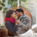 Vår första julklapp - ett vitt övertäckningsfoto julgransprydnad keramik<br><div class="desc">Julens prydnadsföremål för dina första julklappar tillsammans. Fotomallen har konfigurerats så att du kan lägga till en av dina favoriter bilder på framsidan med namn och året på baksidan. Designen har elegantens manusgrafi och modern typografi. Den här designen är tillgänglig med svartvit text som täcker över, så att du kan...</div>