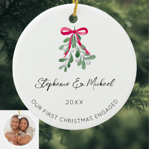 Vår första julklapp har gett ett felfritt foto julgransprydnad keramik