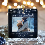 Vår första julklapp med Blue Wood Ljus Photo Julgransprydnad Keramik<br><div class="desc">Vår första julmålade Dubbla Sided Photo Ornament - Front & Back Photos,  Namn on Back - Rustic Land Blue Wood and String Ljus</div>