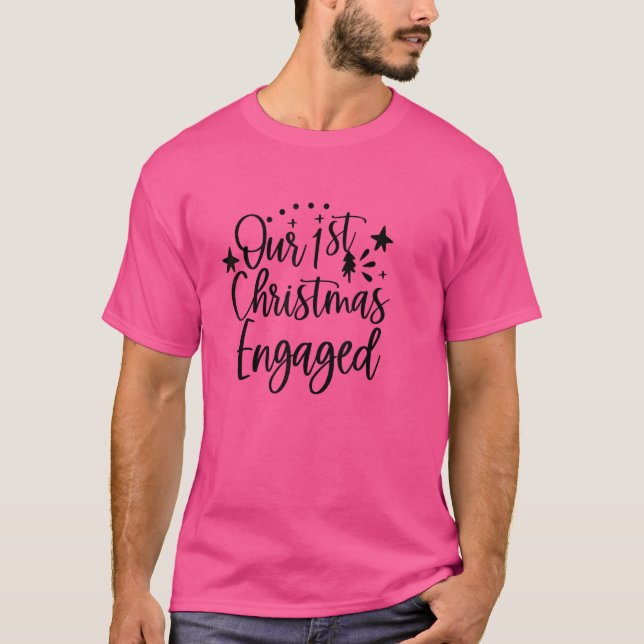 Vår första julklapp med Fiance Fiancee Christm T Shirt (Framsida)