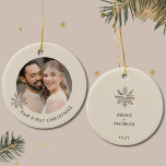 Vår första julklapp på nytt julgransprydnad keramik<br><div class="desc">Fira din första jul som ett nylott par med den här eleganten Vår första julnyfödda prydnad. Framsidan av den här charmerande prydnaden har en glekande champagne guld-snöflake på ljusa bakgrunder, som på ett vackert sätt ger ord "Vår första jul". Vänd dig till baksidan för att hitta ett känsligt snöflingformat tillsammans...</div>