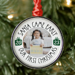 Vår första julklapp, Santa Came Tidigt"-adoption Julgransprydnad Metall<br><div class="desc">Den här prydnadsformen "Santa Came Tidigt" firar din första julklapp tillsammans som en evig familj! Den här anpassningsbarnas fotodekoration kommer att bli en omhuldad keepy för kom i flera år.</div>