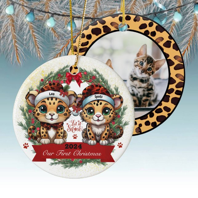 Vår första jullleopard - 🐆 julgransprydnad keramik (Our First Christmas Leopard  Print Animal Ceramic Ornament Kitty Cat Decoration Kitten Decor 🐾🐆)